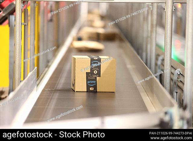 26 October 2021, Thuringia, Gera: Packages run over a treadmill in a hall. The Amazon logistics center started its work on 30 August 2021