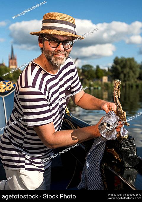 PRODUCTION - 25 September 2023, Brandenburg, Werder (Havel): Gondolier Alexander Fuchs polishes up the gold-plated Venetian seahorses that are part of the...