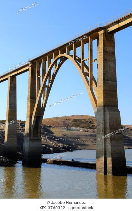 Los Tres Puentes viaduct. Manzanal del Barco. Esla river. Ricobayo reservoir. Zamora province. Castillla y León. Spain
