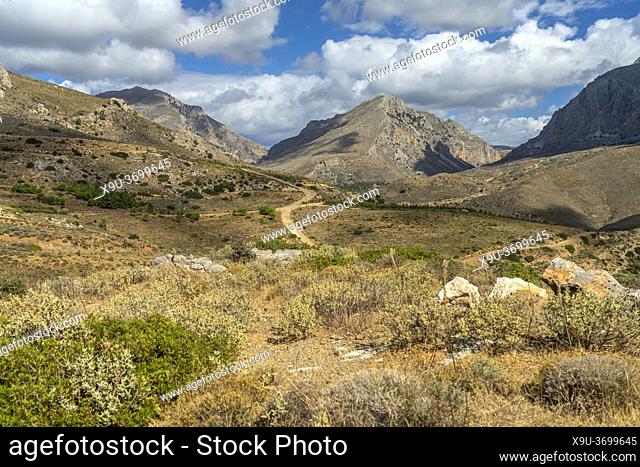 Wanderweg in der Landschaft der Südwestküste bei Preveli, Kreta, Griechenland, Europa | hiking trail in the landscape of the south western coast near Preveli