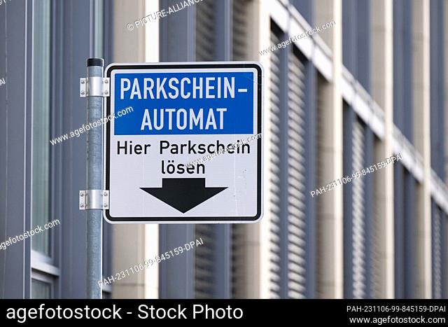 04 November 2023, Saxony, Dresden: A sign for a parking ticket machine on the roadside. Photo: Sebastian Kahnert/dpa. - Dresden/Saxony/Germany