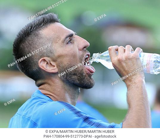 Hertha's Vedad Ibisevic is drinking during a training session in Schladming, Austria, 31 July 2017. Photo: Expa/Martin Huber/APA/DPA/EXPA/MARTIN HUBER