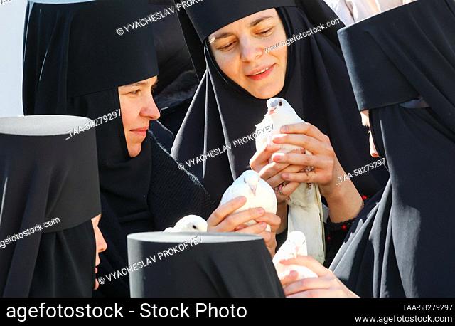 RUSSIA, MOSCOW - APRIL 7, 2023: Nuns are to release doves into the sky to mark the feast of Annunciation outside the Annunciation Cathedral of the Moscow...