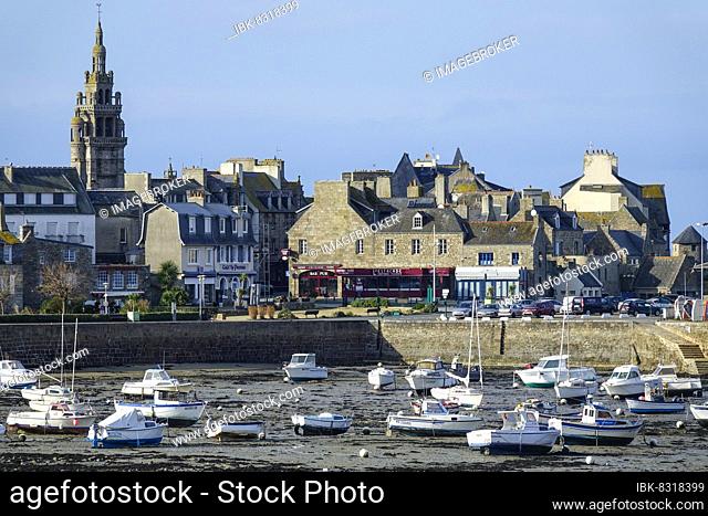 Old town of Roscoff with harbour at low tide, department of Finistere Penn ar Bed, region of Brittany Breizh, France, Europe