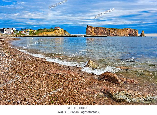Perce Rock, Parc National de l'lle-Bonaventure-et-du-Rocher-Perce, Bonaventure Island and Perce Rock National Park, seen from the beach in the town of Perce