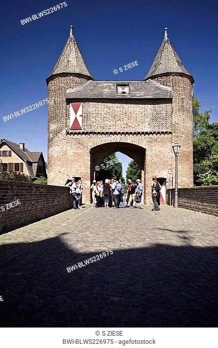 tourists in front of the Klever Gate, Klever Tor, Germany, North Rhine-Westphalia, Xanten