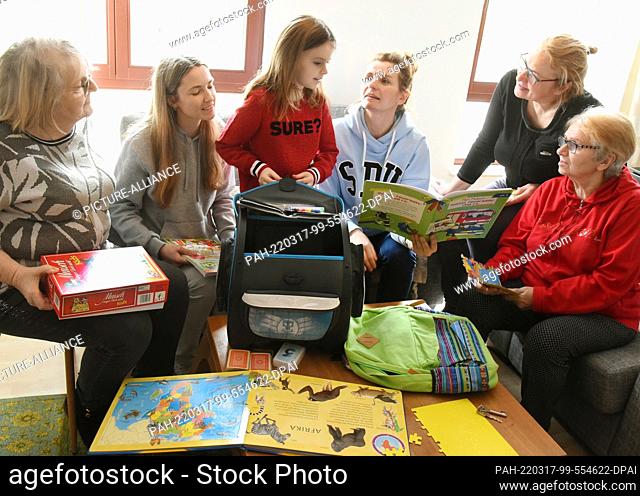 15 March 2022, Saxony, Bad Düben: In their vacation apartment, physiotherapist Madlen Spengler (l) and her daughter Nicole Großmann (4th from left) unpack the...
