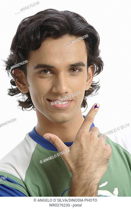 Teenage boy pointing thumb and index finger like gun shape showing map of India MR687T