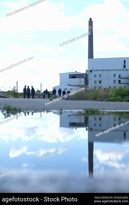 09 August 2023, Saxony, Delitzsch: Visitors walk across the site of an old sugar factory. There, the first notification of funding for the establishment of the...