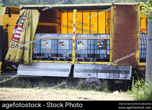 15 June 2021, Thuringia, Eisenberg: A hazardous goods truck is parked in a parking lot on Highway 9. In the morning, a 1000-liter container of hydrogen peroxide...