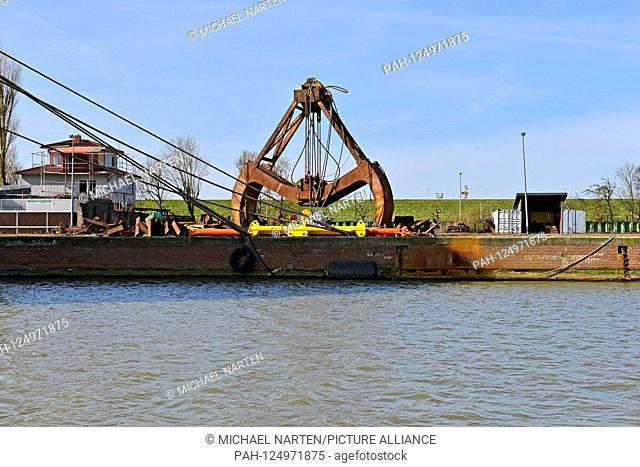 Big gripping tool fron a crane on the quay wall from the harbour Kaiserhafen I in Bremerhaven, 7 April 2019 | usage worldwide