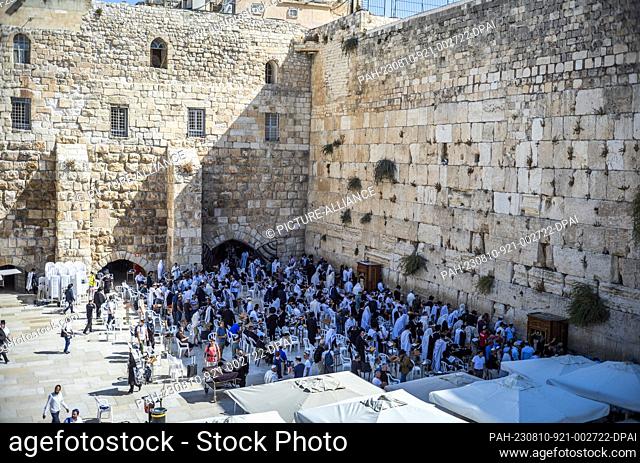 10 August 2023, Israel, Jerusalem: Jewish orthodox pray by the Western Wall. Photo: Ilia Yefimovich/dpa. - Jerusalem/Israel