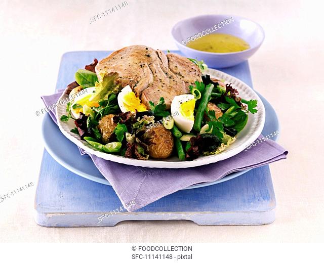Salade niçoise with a tuna steak
