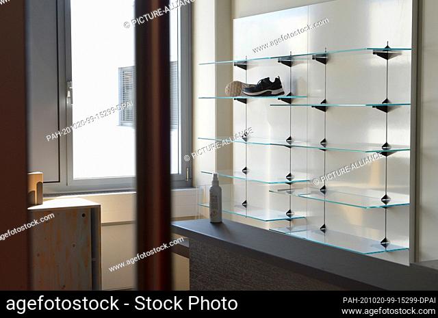 20 September 2020, Saxony, Leipzig: In a closed shop, there's only a pair of shoes left. Photo: Volkmar Heinz/dpa-Zentralbild/ZB