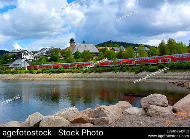 Schwarzwald, Baden-Württemberg, Hochschwarzwald, Schluchsee im Sommer, Regionalzug, Eisenbahn, rote Eisenbahn am See