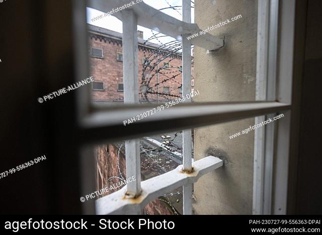 25 July 2023, Baden-Württemberg, Stuttgart: A building of the ex-prison ""Fauler Pelz"" in Heidelberg's old town can be seen through a barred window