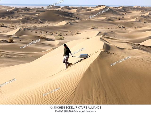 This feature picture shows a lonely tourist with a carry on who is searchiung the way out of desert, March 12, 2019. | usage worldwide