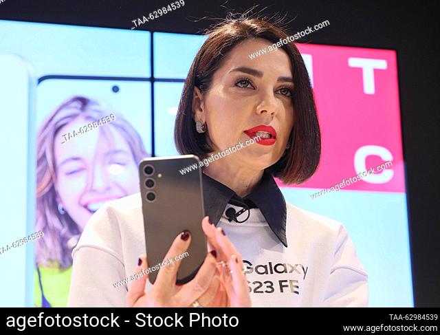 RUSSIA, MOSCOW - OCTUBRE 4, 2023: Un empleado muestra un nuevo smartphone durante la presentación de nuevos productos de Samsung en una tienda de MTS