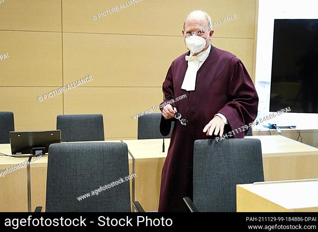 29 November 2021, Baden-Wuerttemberg, Karlsruhe: Matthias Siegmann, lawyer for Maike Kohl-Richter, arrives in the hearing room of the Federal Court of Justice...