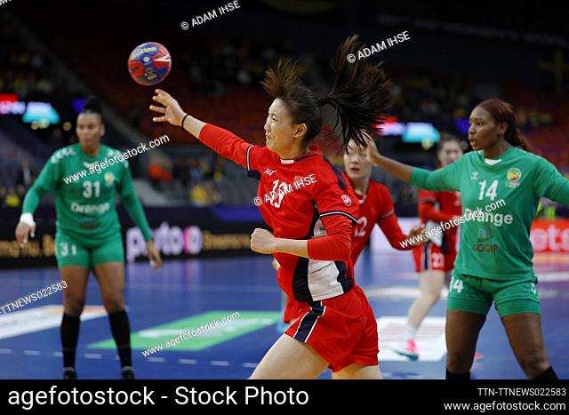 China's Xinyao Zhao scores during the IHF Women's World Championship group A handball match between China and Senegal at Scandinavium Arena in Gothenburg