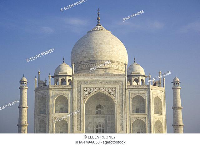 The Taj Mahal, UNESCO World Heritage Site, in early morning light, Agra, Uttar Pradesh, India, Asia