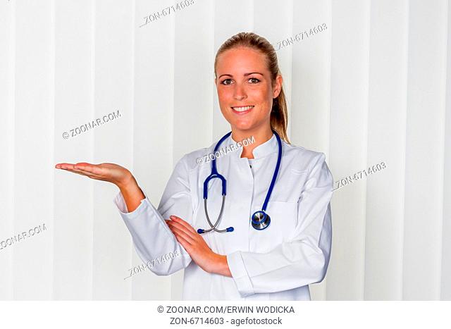 Eine freundliche Ärztin hält die Hand für Gegenstände. Vertrauen und Erfolg im Krankenhaus und in der Arztpraxis