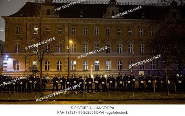 17 December 2018, Hamburg: Police forces accompany a demonstration against a G20 trial in front of the criminal justice building. On 18.12