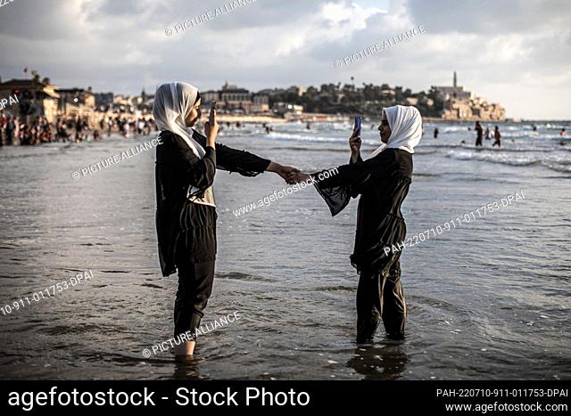 10 July 2022, Israel, Tel Aviv: People gather at the Yaffo beach to celebrate the second day of the Muslim holiday of Eid al-Adha