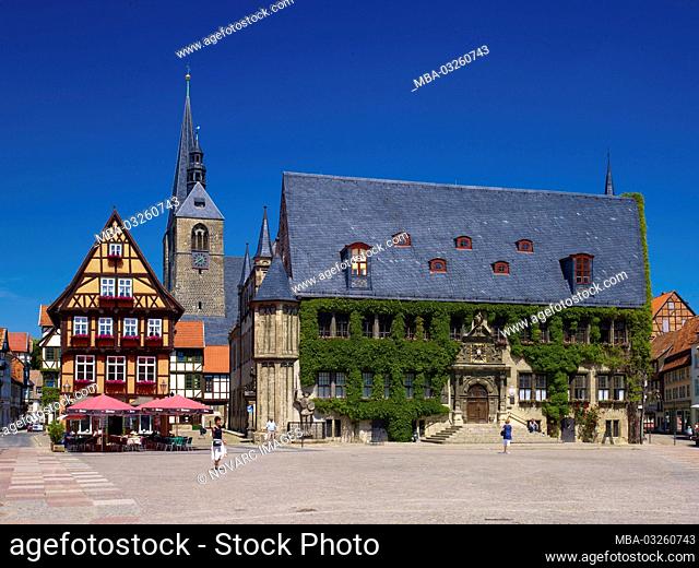 Market with town hall and town church St. Benedikti, view in the Hoken, gastronomy at the market, Quedlinburg, Saxony-Anhalt, Germany