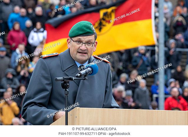07 November 2019, Thuringia, Oberhof: Brigadier General Gunnar C. Brügner speaks to soldiers before their public vow in the Lotto Thüringen Arena at Rennsteig