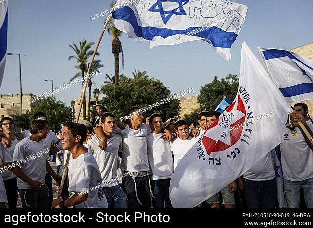 10 May 2021, Israel, Jerusalem: Israelis march with national flags celebrating the Jerusalem liberation day. Photo: Ilia Yefimovich/dpa