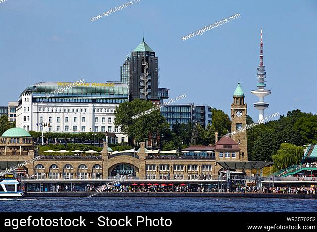 Die Landungsbrücken, das Hotel Hafen Hamburg und die Skyline Hamburgs von Elbufer gegenüber den Landungsbrücken