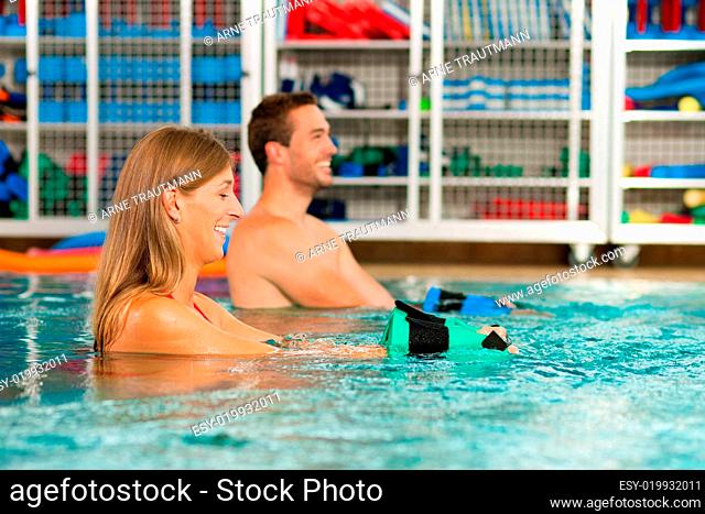 Paar macht Wassergymnastik
