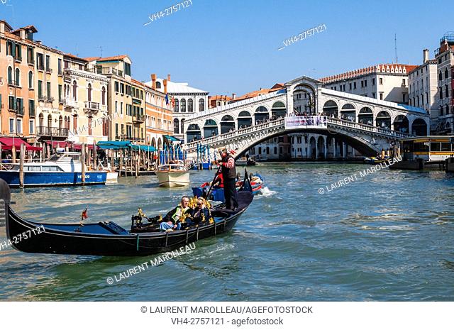 Gondola on the Grand Canal and Rialto Bridge. Venice, Veneto region, Italy, Europe
