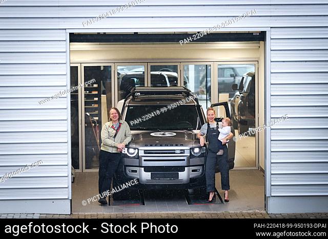 17 March 2022, Lower Saxony, Seevetal: Hamburg author Michel Ruge, his wife Annika and daughter Jaguar stand in front of their new Landrover Defender at a car...