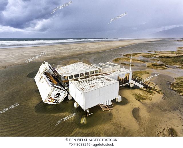 Con el paso del temporal Emma, la costa gaditana quedo muy afectada con muchos destrozos, en este caso un chiringuitos en la playa de Los Lances en Tarifa