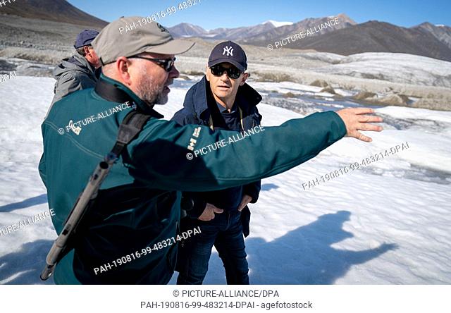 15 August 2019, Canada, Pond Inlet: Federal Foreign Minister Heiko Maas (r, SPD) is informed by an armed ranger about the rules of conduct at the beginning of a...