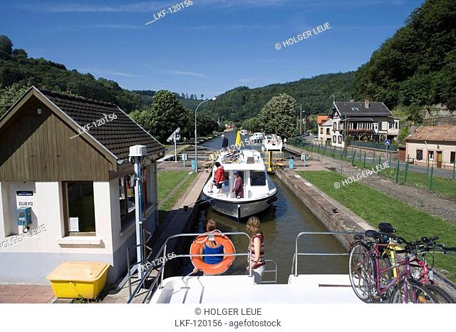 Crown Blue Line Houseboats in Ecluse 22 Boat Lock, Canal de la Marne au Rhin, Lutzelbourg, Alsace, France