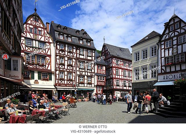 D-Bernkastel-Kues, health spa, Moselle, Middle Moselle, Rhineland-Palatinate, market place, half-timbered house, people sitting in a sidewalk restaurant -...