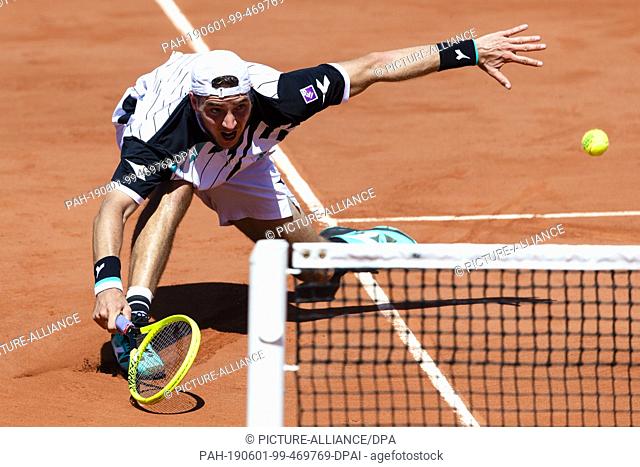 01 June 2019, France, Paris: Tennis: Grand Slam/ATP-Tour, French Open, singles, men, 3rd round, Struff (Germany) - Coric (Croatia): Jan-Lennart Struff from...