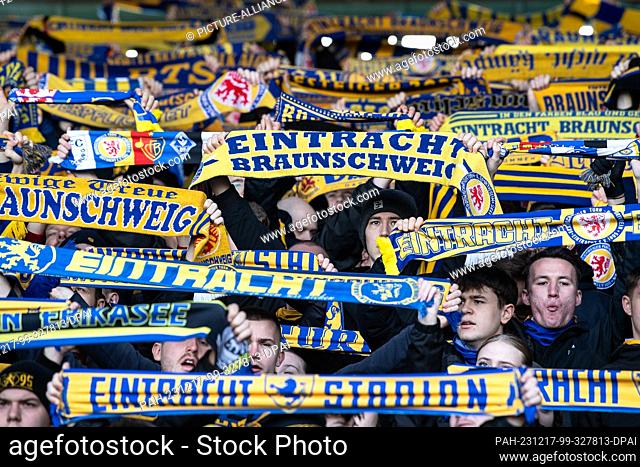 17 December 2023, Lower Saxony, Brunswick: Soccer: Bundesliga 2, Eintracht Braunschweig - 1. FC Kaiserslautern, Matchday 17, Eintracht Stadium