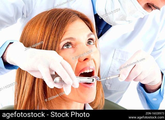 Zähne ziehen beim Zahnarzt mit Zange