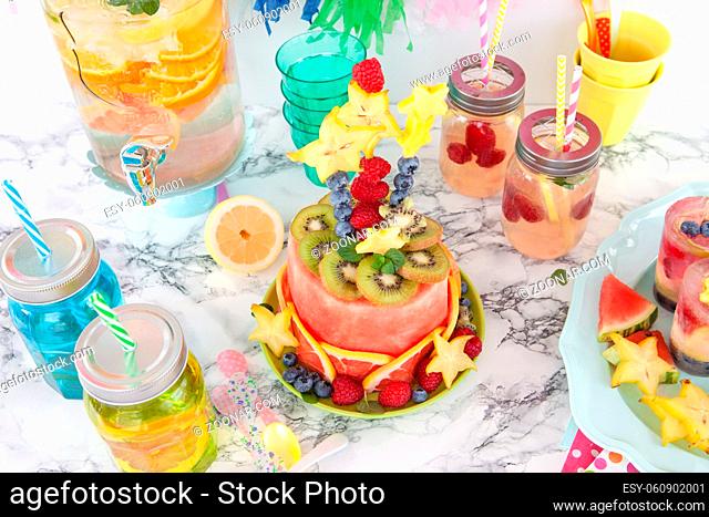 Bunter Kuchen aus frischem Obst und Party Dekoration