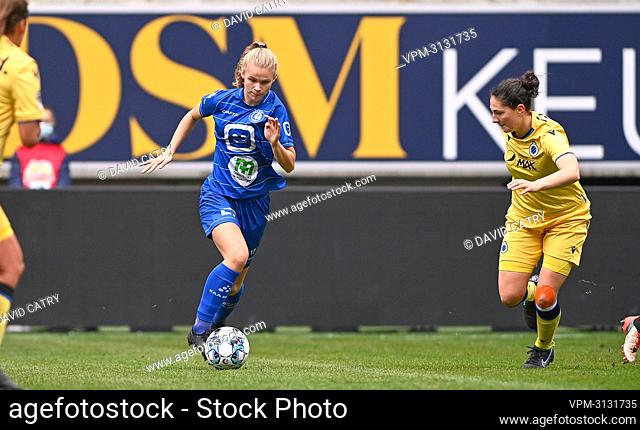 Gent's Lore Jacobs and Club's Frieke Temmerman pictured in action during a soccer match between KAA Gent Ladies and Club YLA, Saturday 06 November 2021 in Gent