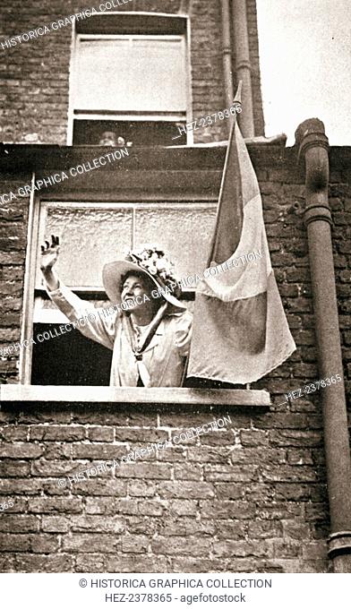 Christabel Pankhurst waving to the hunger strikers from a house overlooking Holloway Prison, 1909. Christabel Pankhurst (1880-1958) was one of the leaders of...