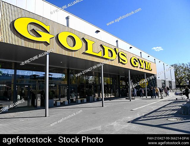 26 April 2021, Berlin: The fitness chain Gold's Gym opens its first company-owned location in Europe in Spandau. It is a CO2-neutral and additionally...