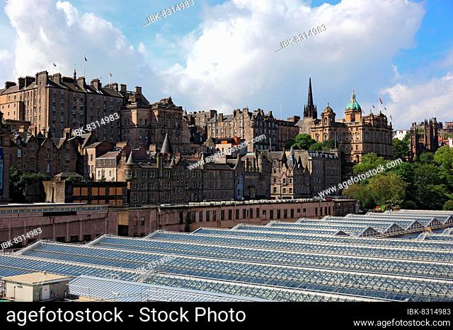 Edinburgh, view of the old town and the castle, in front of Waverly Station, Central Station, Scotland, Great Britain