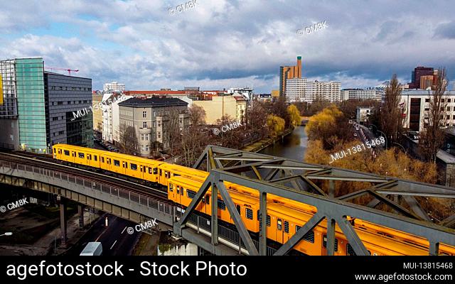 The yellow cars of the Berlin metro - urban photography