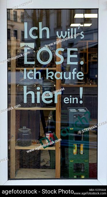 Germany, Saxony-Anhalt, Magdeburg, unwrapped shop –€œFrau Erna`s loser Lebenspunkt–€, entrance with lettering –€œIch will`s LOSE. I'm shopping here!