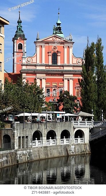 Slovenia, Ljubljana, Franciscan Church of the Annunciation, riverside cafe